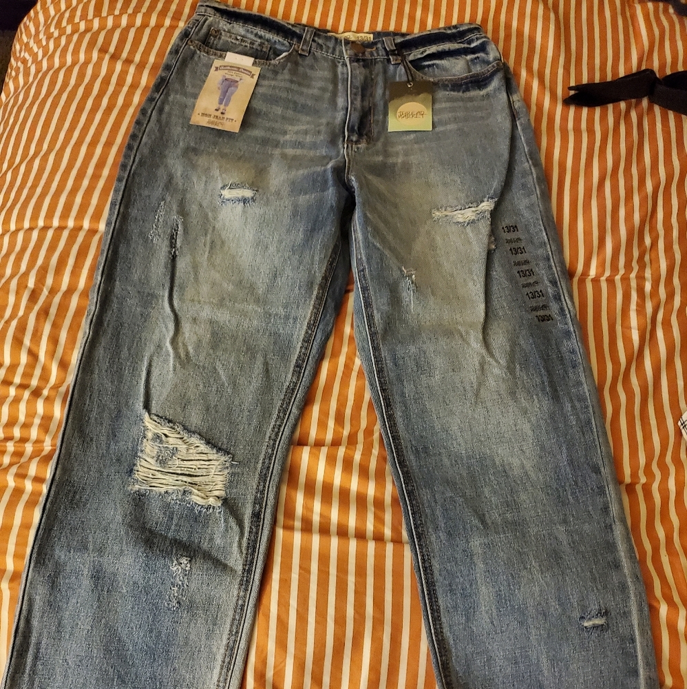 Wide leg distressed Jean